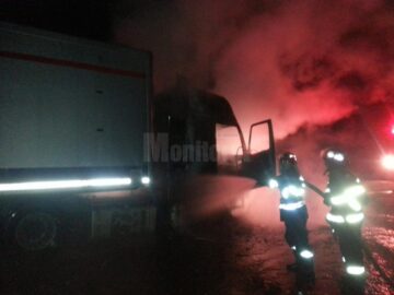 Cabina unui autotren, distrusă de un incendiu în toiul nopții