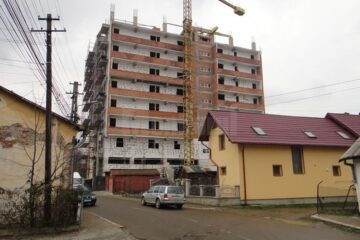 Blocul de pe strada Dimitrie Onciul, în apropiere de sediul Poliției Muncipiului Rădăuți, trebuia să aibă nivelul de înălțime S+P+7 etaje