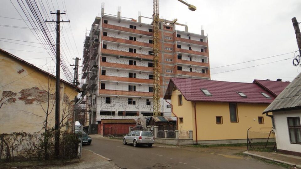 Blocul de pe strada Dimitrie Onciul, în apropiere de sediul Poliției Muncipiului Rădăuți, trebuia să aibă nivelul de înălțime S+P+7 etaje