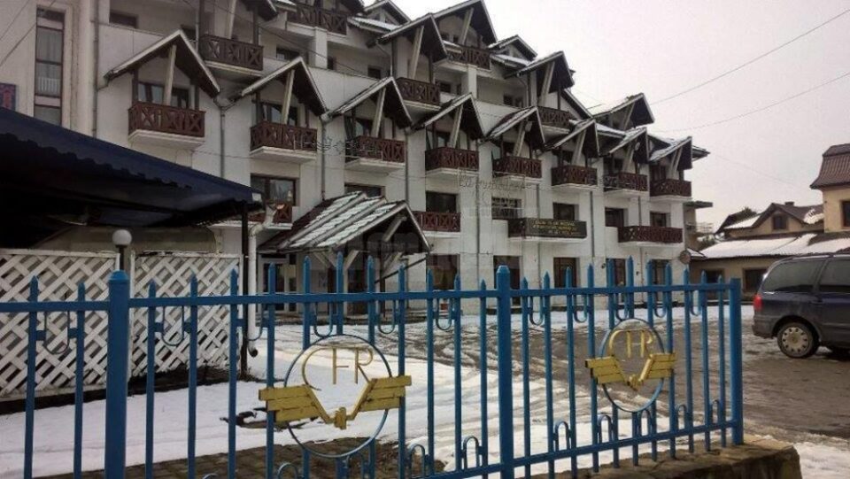De luni bune, hotelul a fost închis, iar perspectivele de a fi redeschis sunt minime
