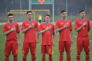 Tucaliuc, cu numărul 11, este emoționat în momentul intonării imnului național