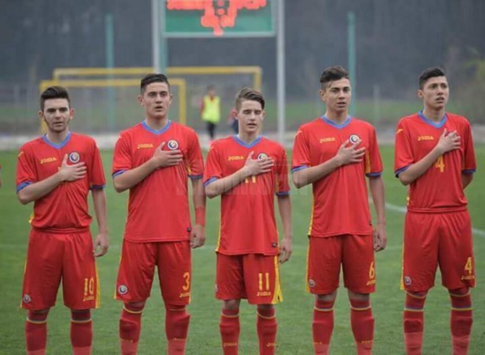 Tucaliuc, cu numărul 11, este emoționat în momentul intonării imnului național
