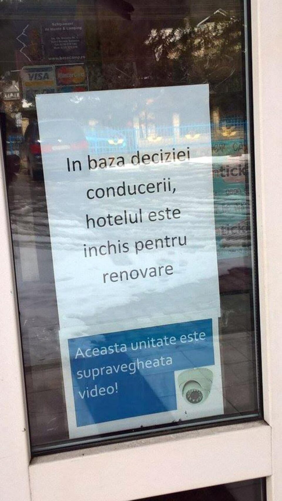Pe ușa stabilimentului este lipită o hârtie cu un conținut sec