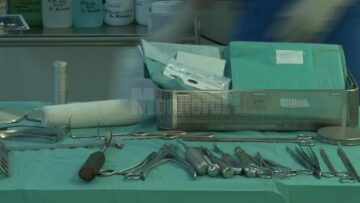 Chirurgii ortopezi suceveni i-au montat, ieri, un genunchi artificial unei femei din Botoșani