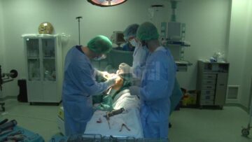 Chirurgii ortopezi suceveni i-au montat, ieri, un genunchi artificial unei femei din Botoșani