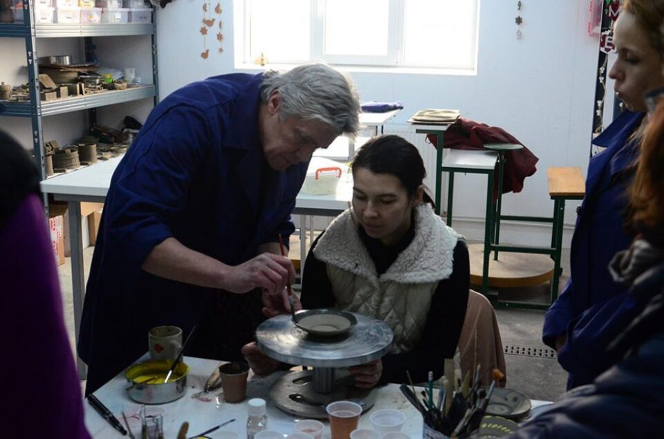 Atelierele se află în localitatea Măriței, comuna Dărmănești