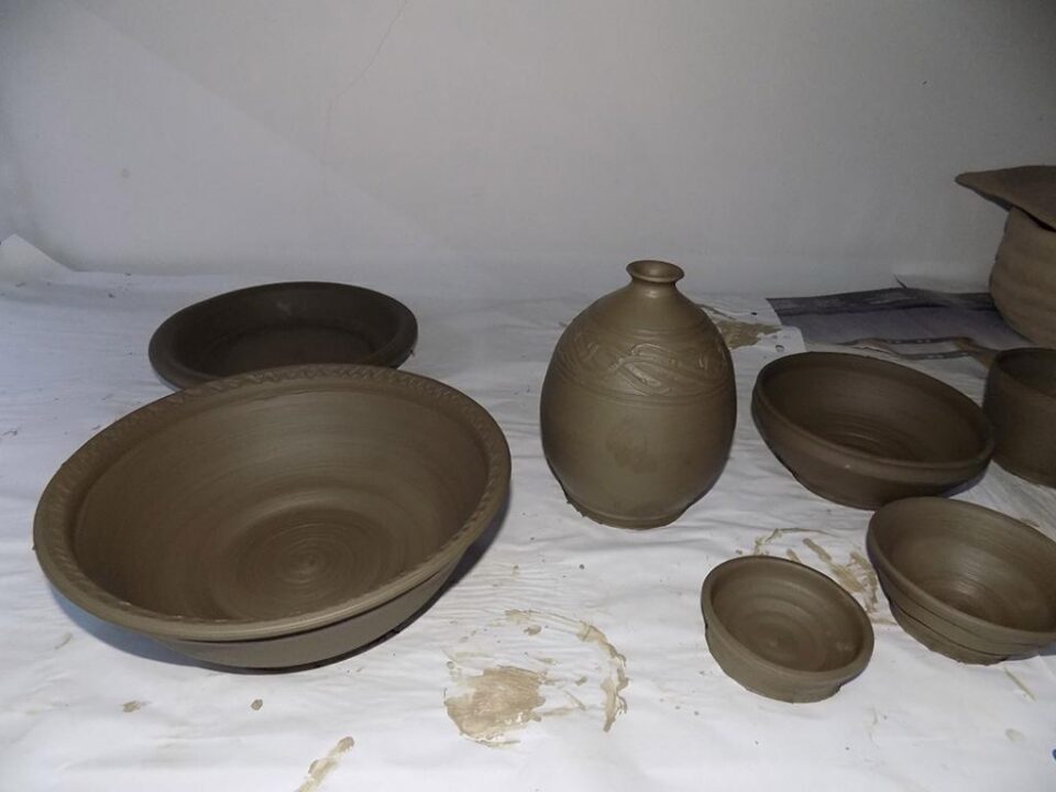 Atelierele se află în localitatea Măriței, comuna Dărmănești