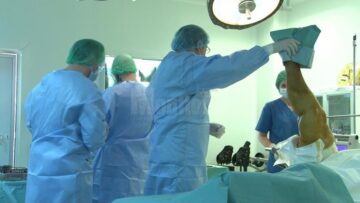 Chirurgii ortopezi suceveni i-au montat, ieri, un genunchi artificial unei femei din Botoșani