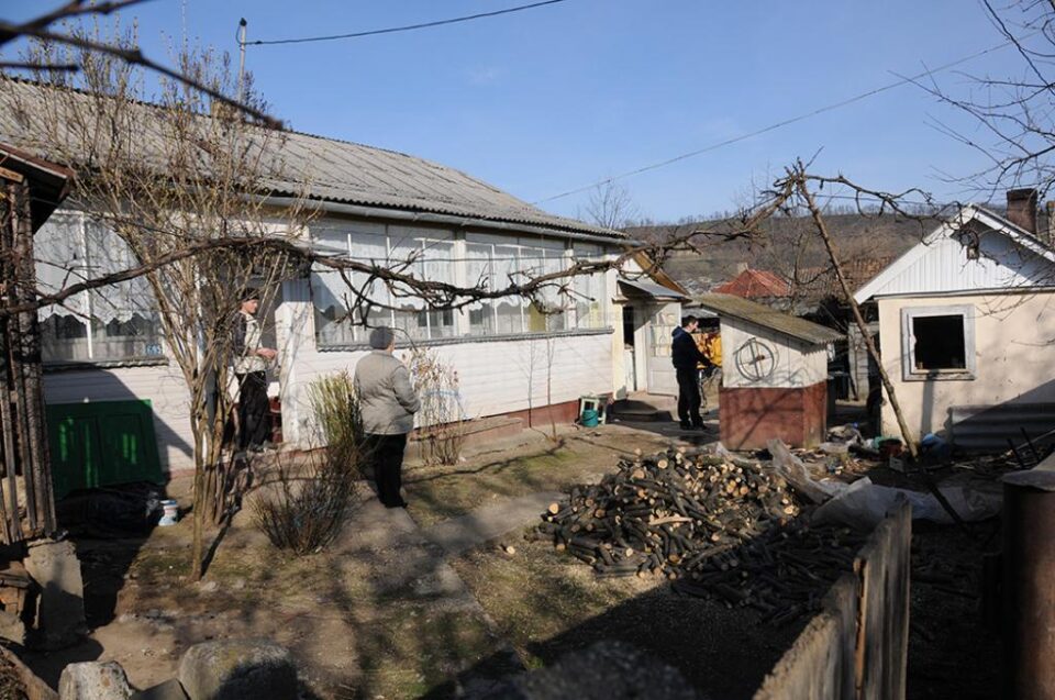 Bătrâna a fost găsită căzută pe aleea de beton, plină de sânge