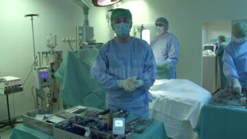 Chirurgii ortopezi suceveni i-au montat, ieri, un genunchi artificial unei femei din Botoșani
