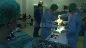 Chirurgii ortopezi suceveni i-au montat, ieri, un genunchi artificial unei femei din Botoșani