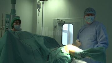 Chirurgii ortopezi suceveni i-au montat, ieri, un genunchi artificial unei femei din Botoșani