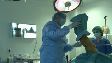 Chirurgii ortopezi suceveni i-au montat, ieri, un genunchi artificial unei femei din Botoșani