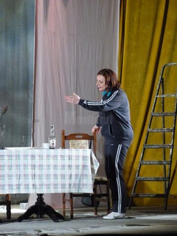 Spectacolul „Mă mut sau nu mă mut? Aceasta e-ntrebarea!” a stârnit hohote de râs și îndelungi aplauze