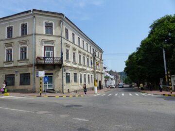 Covorul fermecat de Siret a zburat din oraș cu peste 4.000 de locuitori