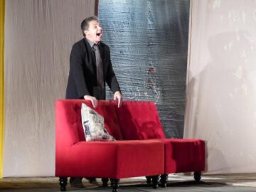 Spectacolul „Mă mut sau nu mă mut? Aceasta e-ntrebarea!” a stârnit hohote de râs și îndelungi aplauze