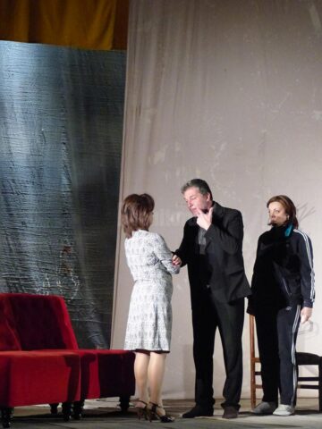 Spectacolul „Mă mut sau nu mă mut? Aceasta e-ntrebarea!” a stârnit hohote de râs și îndelungi aplauze