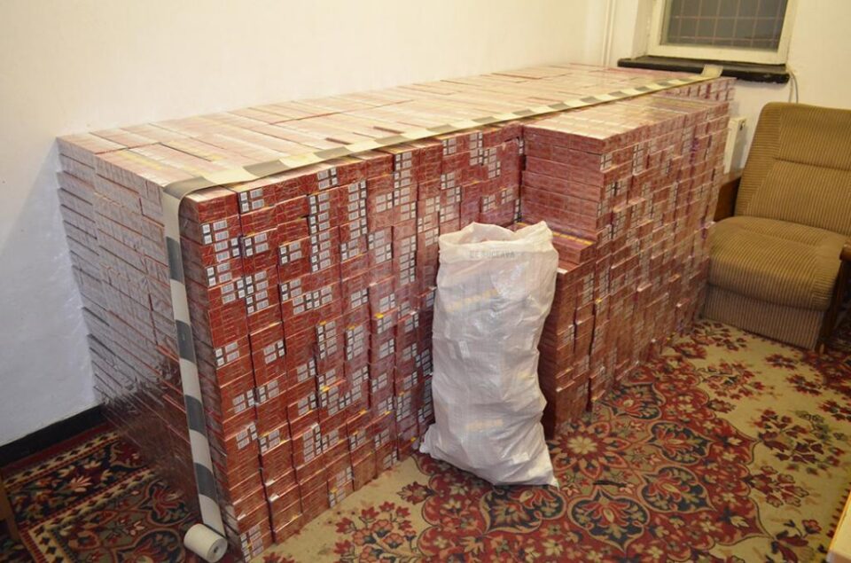 Focuri de armă și peste 20.000 de pachete cu țigări confiscate, la frontiera cu Ucraina