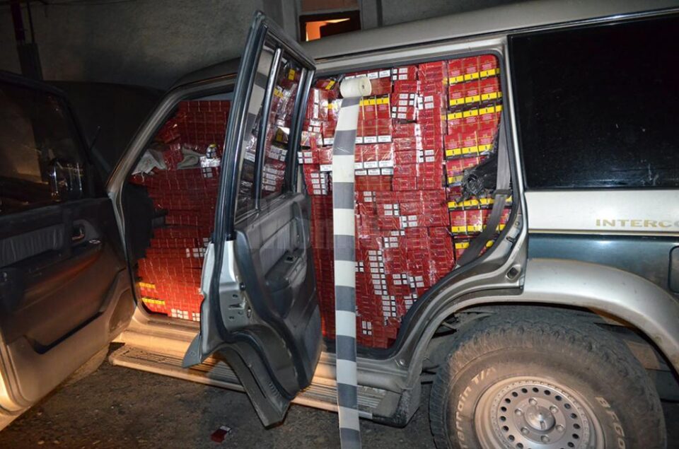 Focuri de armă și peste 20.000 de pachete cu țigări confiscate, la frontiera cu Ucraina