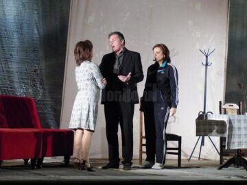 Spectacolul „Mă mut sau nu mă mut? Aceasta e-ntrebarea!” a stârnit hohote de râs și îndelungi aplauze