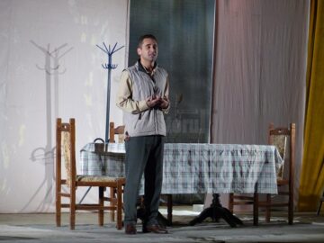 Spectacolul „Mă mut sau nu mă mut? Aceasta e-ntrebarea!” a stârnit hohote de râs și îndelungi aplauze