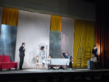 Spectacolul „Mă mut sau nu mă mut? Aceasta e-ntrebarea!” a stârnit hohote de râs și îndelungi aplauze