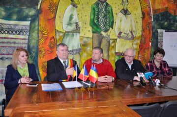 Primarul comunei Cornu Luncii, Gheorghe Fron, la Sasca Mică, în prezența unei delegații a orașului german Altötting care l-a avut în frunte pe primarul Herbert Hofaurer