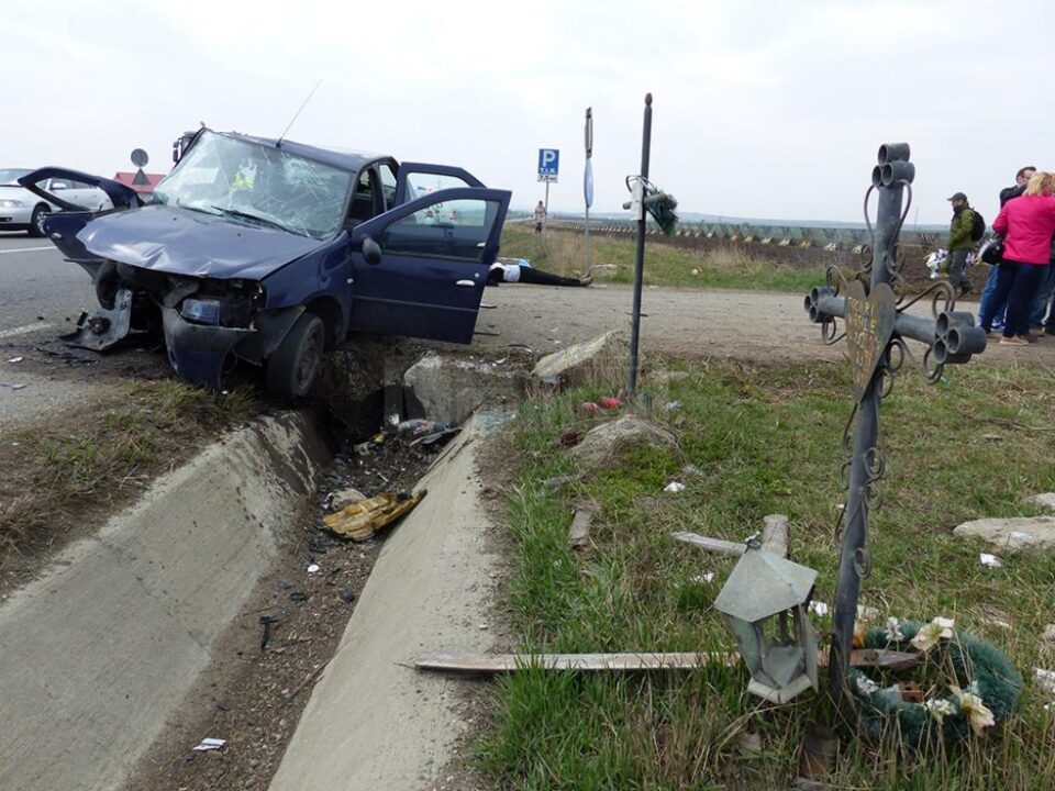 Crucile care amintesc de tragediile anterioare din același loc