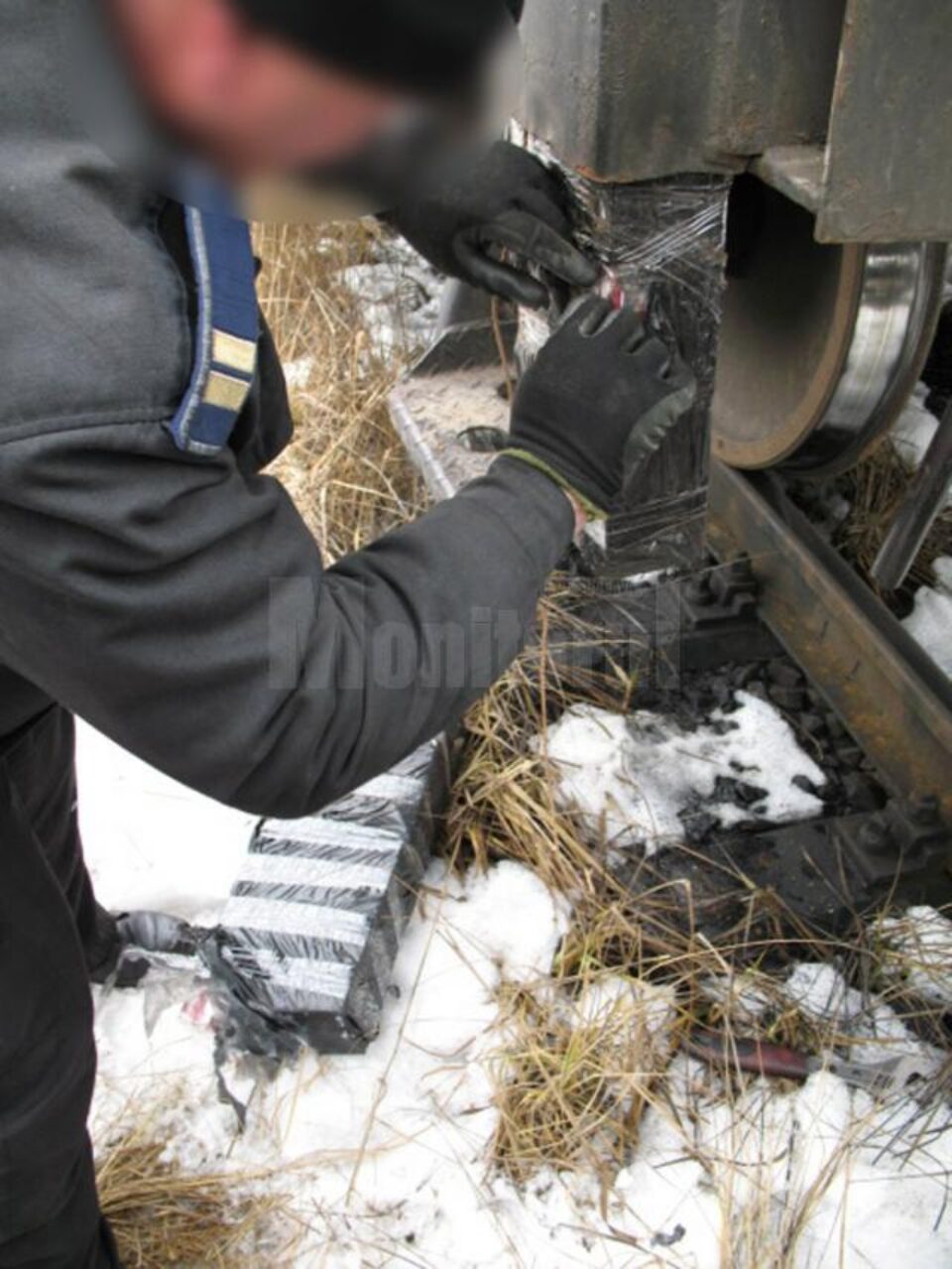 Țigări descoperite în interiorul stâlpului metalic al unui vagon dintr-o garnitură de marfă care venea din Ucraina
