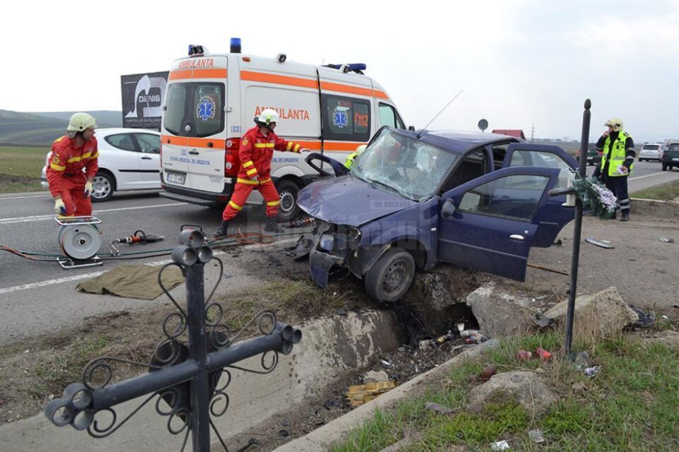 Pompierii au scos din mașină două persoane încarcerate, femeia de pe locul din dreapta față fiind deja decedată