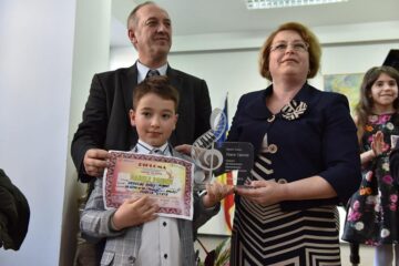 Câștigătorul Marelui premiu, alături de directoarea Alexandra Bejinaru și prof. Valentin Ianoș - Foto:Adrian Crăciunescul