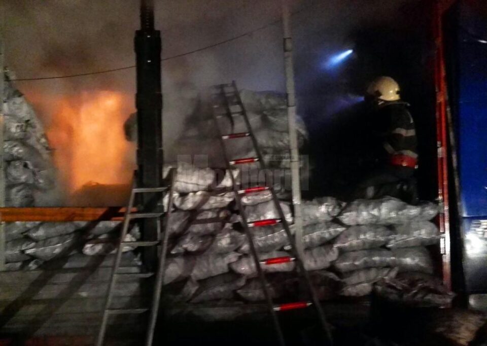 Un autotren încărcat cu cărbune a luat foc în Vama Siret