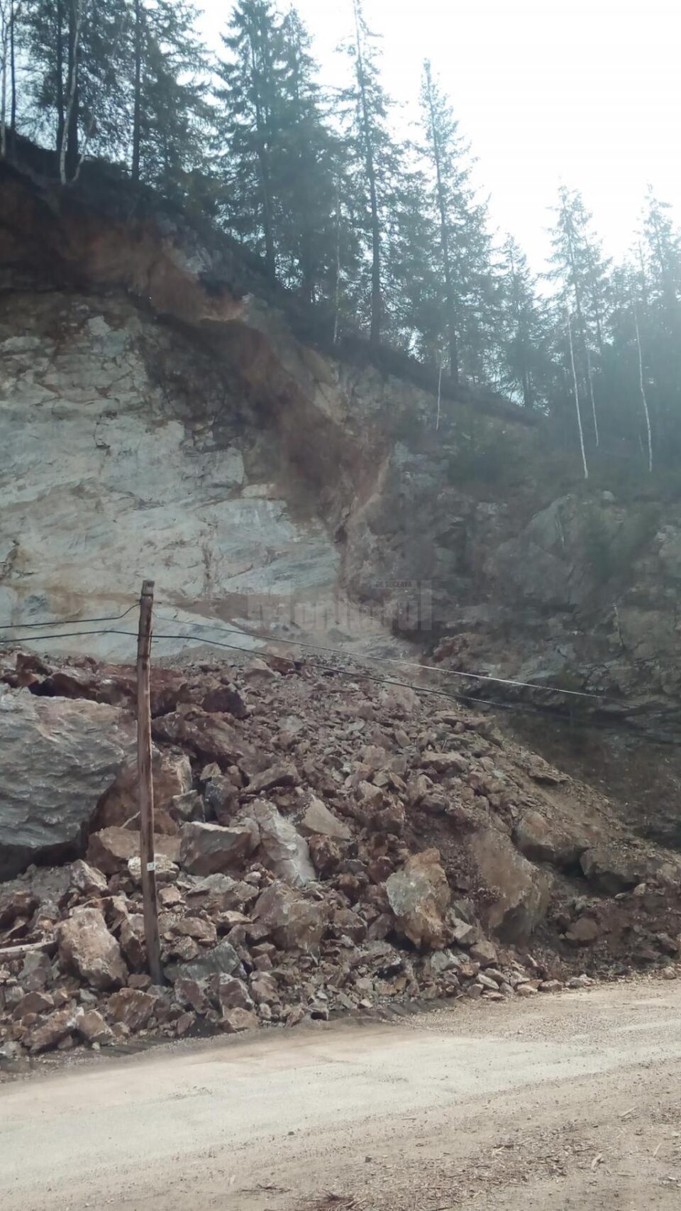 În dimineața zilei de miercuri forțele aflate la fața locului lucrează pentru degajarea carosabilului