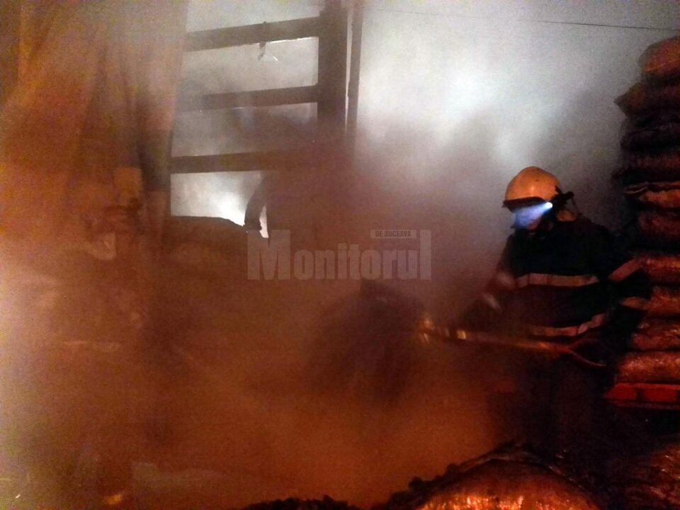 Un autotren încărcat cu cărbune a luat foc în Vama Siret