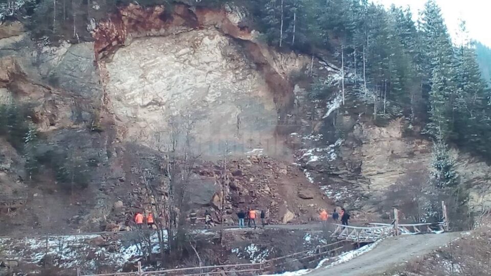 În dimineața zilei de miercuri forțele aflate la fața locului lucrează pentru degajarea carosabilului