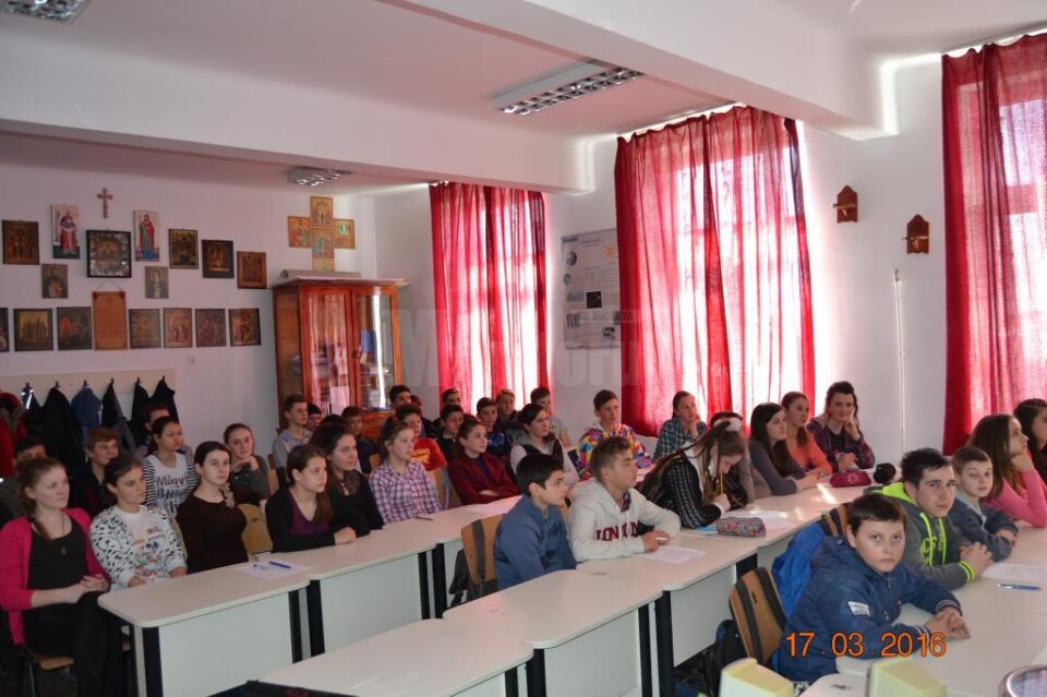 Discuții pe teme financiar bancare cu elevii din județ