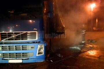 Un autotren încărcat cu cărbune a luat foc în Vama Siret