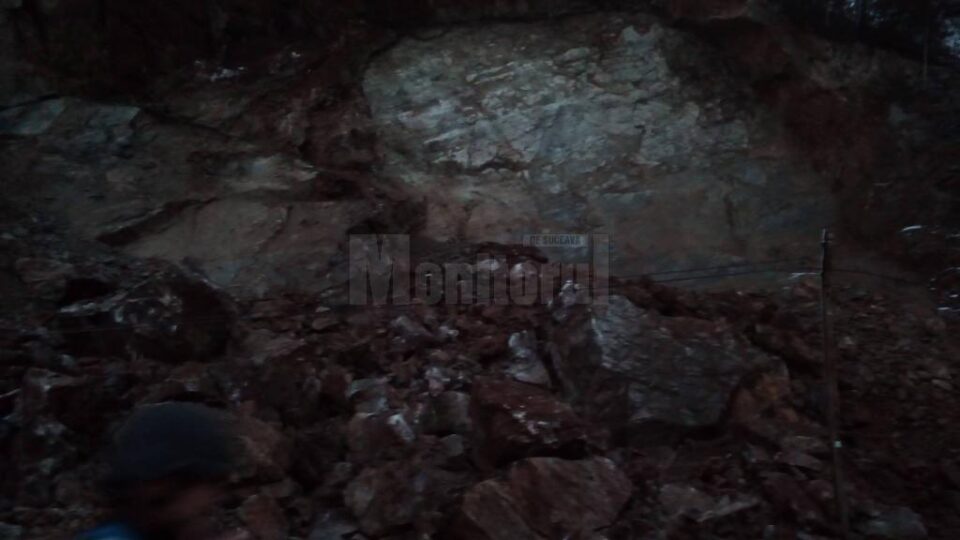 În dimineața zilei de miercuri forțele aflate la fața locului lucrează pentru degajarea carosabilului