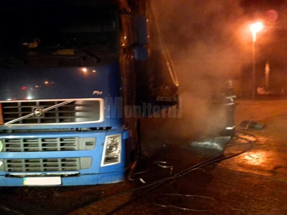 Un autotren încărcat cu cărbune a luat foc în Vama Siret