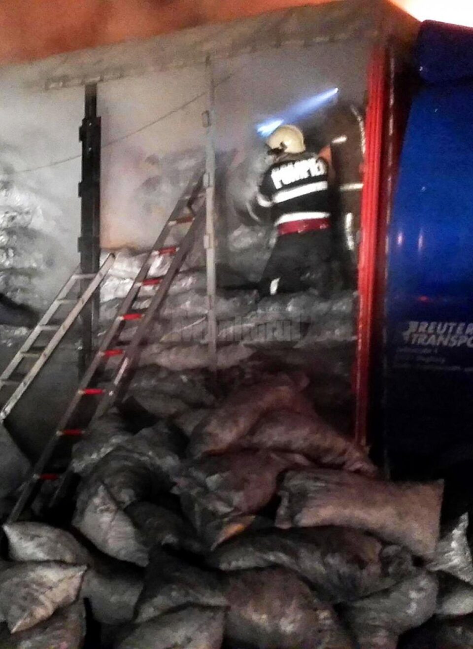 Pompierii au descărcat și au salvat astfel o mare parte din încărcătura autotrenului