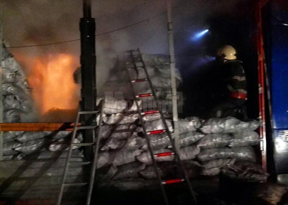 Pompierii au descărcat și au salvat astfel o mare parte din încărcătura autotrenului