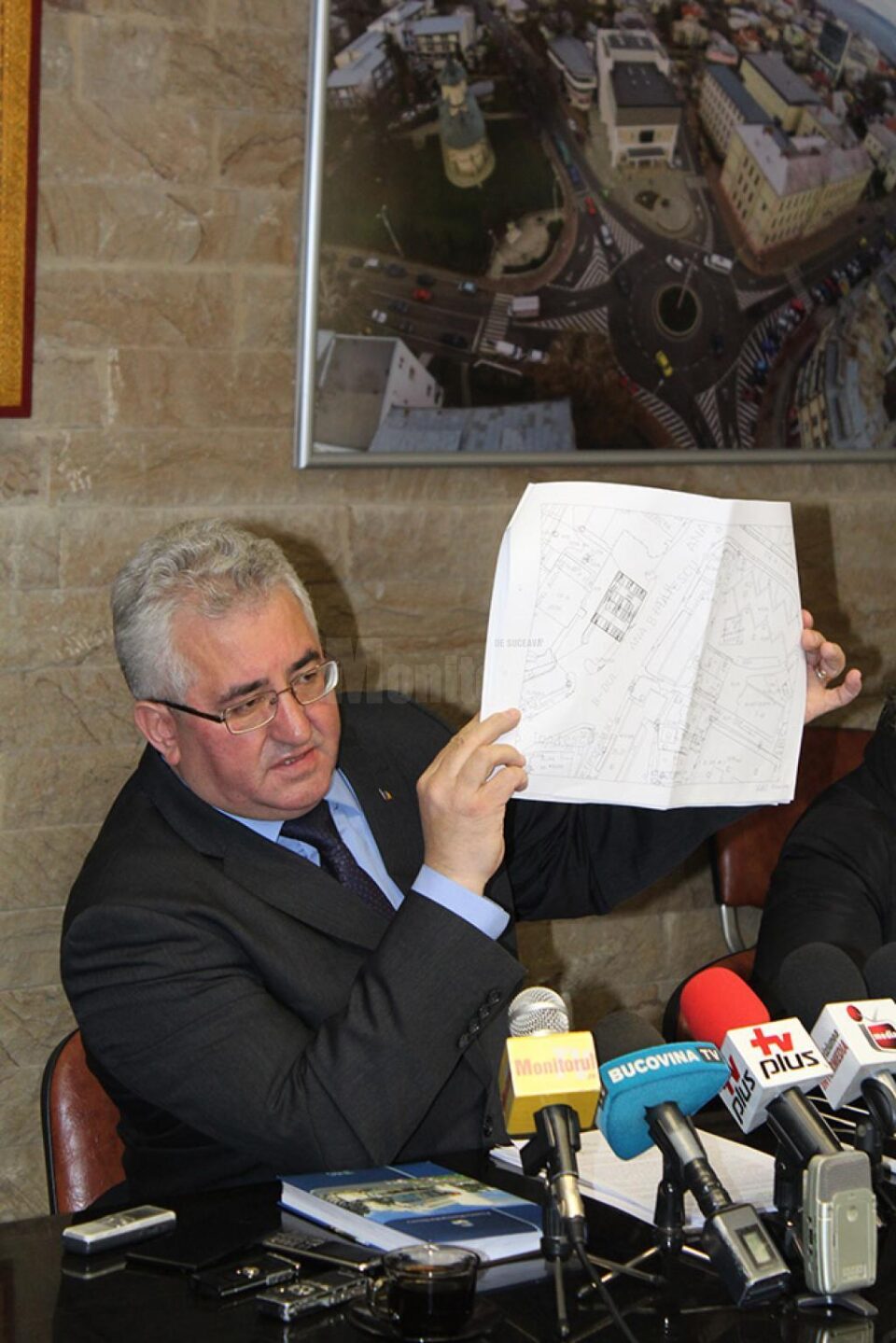 Primarul Ion Lungu a prezentat ieri cele zece locații propuse pentru amenajarea parcărilor supraterane