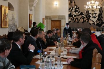 Șefii de la CFR, primarii și starețul Mănăstirii Putna s-au pus de acord pentru ca trenurile să ajungă din nou la Putna