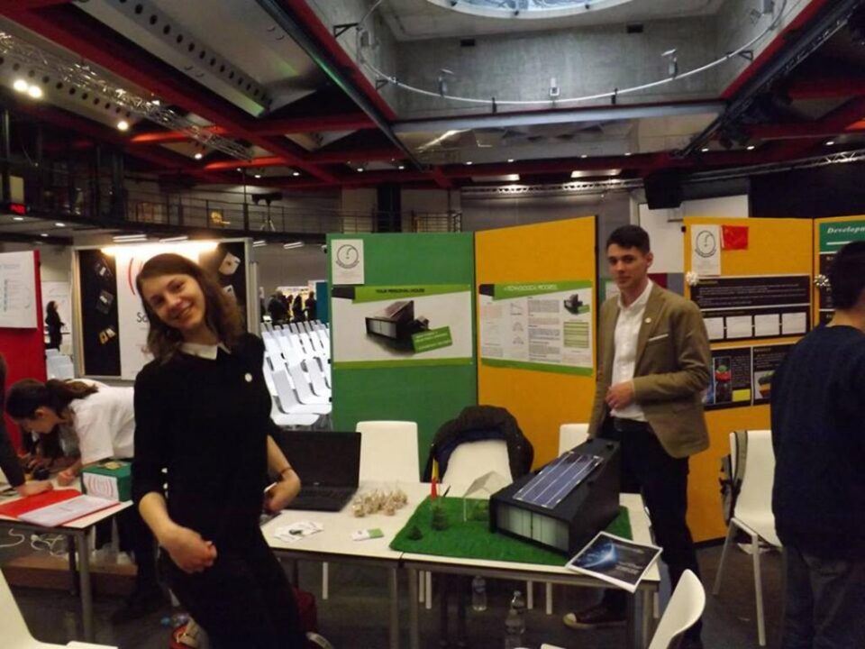 Doi elevi din județ au prezentat casa ecologică la Expoziția Internațională de Știință de la Luxemburg