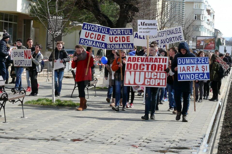 Marșul pentru viață 2016 a adunat peste 300 de tineri, elevi, profesori, mame cu copii Marșul pentru viață 2016 a adunat peste 300 de tineri, elevi, profesori, mame cu copii