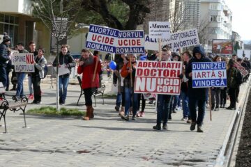 Marșul pentru viață 2016 a adunat peste 300 de tineri, elevi, profesori, mame cu copii