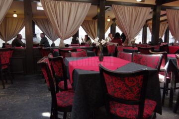 Vazele cu flori au înlocuit scrumierele, dar nefumătorii se lasă așteptați