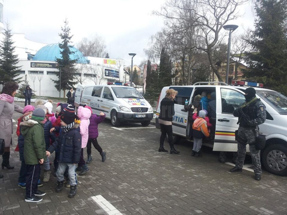 Cei mai fascinați de lumea polițiștilor au fost copiii