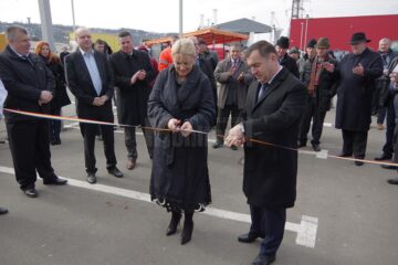 Simona Allice Man, reprezentanta Ministerului Agriculturii, a tăiat panglica inaugurală a Agro Expo Bucovina, împreună cu președintele Camerei de Comerț și Industrie Suceava, Nicolae Troașe