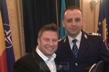 Agentul-șef adjunct Gabriel Nicolai Moroșan, alături de Pavel Bartoș, care a prezentat evenimentul în cadrul căruia suceveanul a fost distins